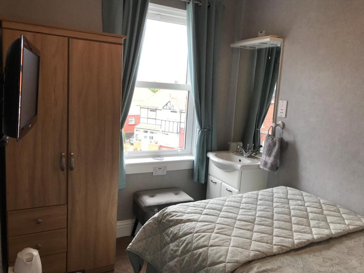 Norman Guest House With Free Parking Уитби Экстерьер фото