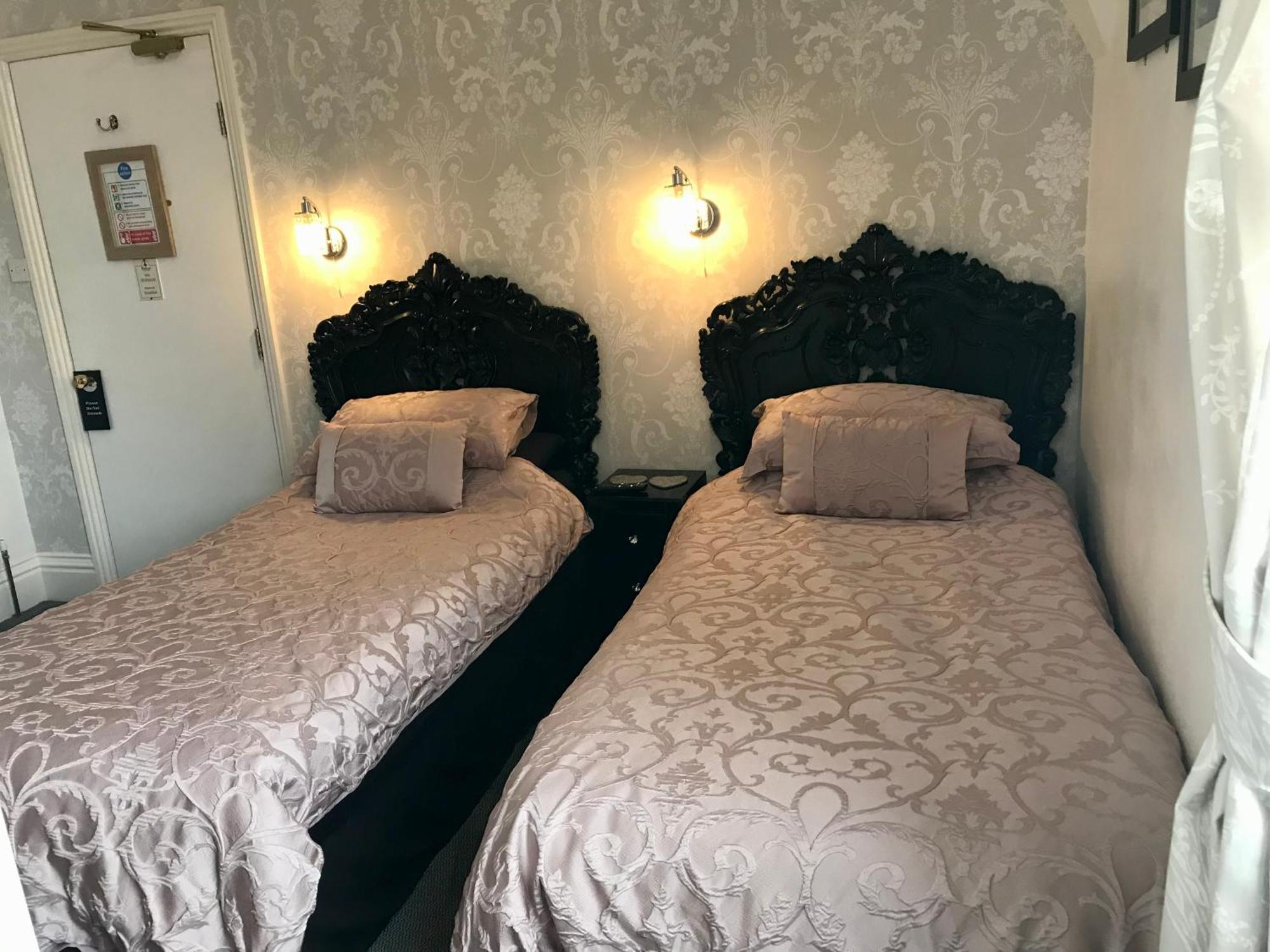 Norman Guest House With Free Parking Уитби Экстерьер фото
