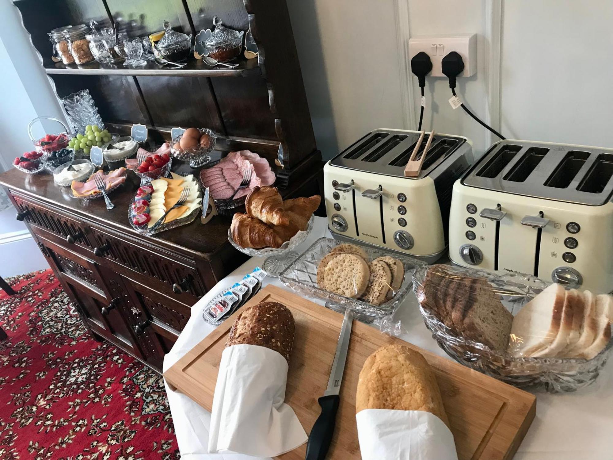 Norman Guest House With Free Parking Уитби Экстерьер фото